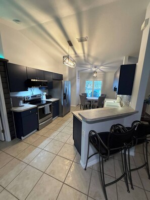 Micro-ondes, four, plaque de cuisson, lave-vaisselle