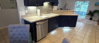 10 min to Beach -House in the Woods - 5 min to Track-Located next to everything