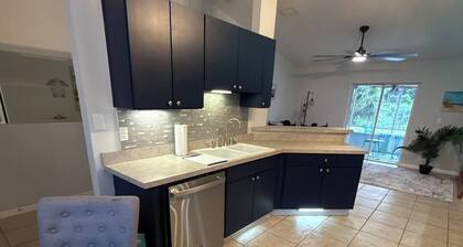 10 min to - Beach House in the Woods - 5 min to Track-Located next to everything