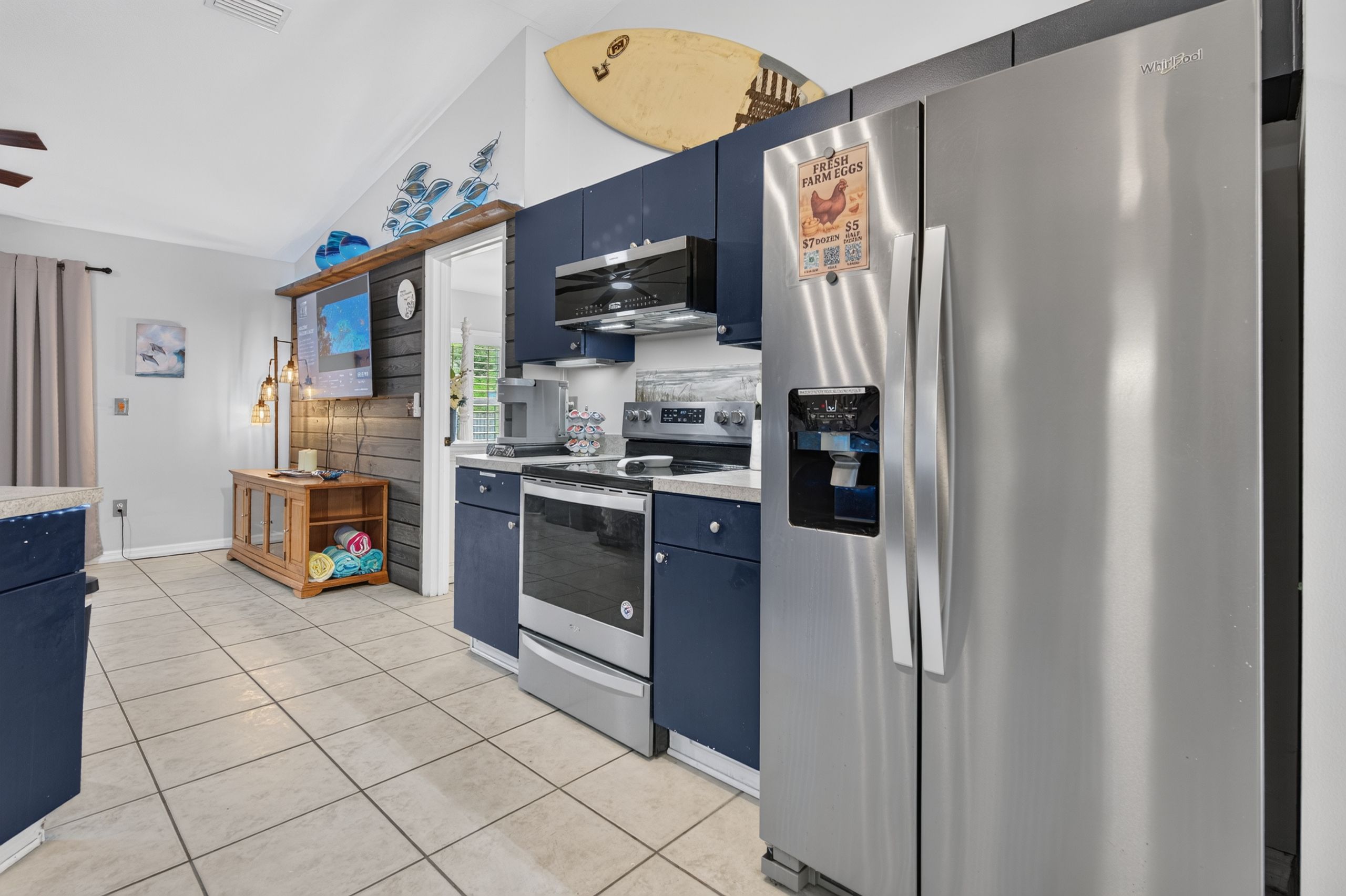 Eine moderne Küche mit Backofen, Kühlschrank und Mikrowelle.