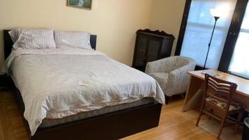 Kamar Single Standar, 1 Tempat Tidur Queen | Meja kerja, ruang kerja ramah laptop, dan Wi-Fi gratis