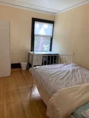 Standard Single Room, 1 Queen Bed | Desk, laptop workspace, free WiFi - Cozy Private Rooms near UC Berkeley (Berkeley)