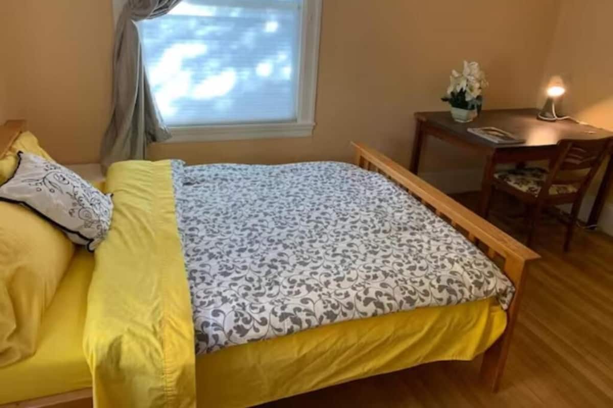 Standard enkelrum - 1 queensize-säng | Skrivbord, arbetsyta för laptop och gratis wi-fi