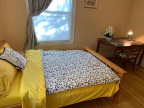 Standard Single Room, 1 Queen Bed | Desk, laptop workspace, free WiFi - Cozy Private Rooms near UC Berkeley (Berkeley)