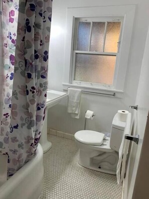 Shared bathroom - Cozy Private Rooms near UC Berkeley (Berkeley)