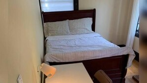 Quarto solteiro standard, 1 cama Queen | Escrivaninha, espaço de trabalho para notebook, Wi-Fi de cortesia