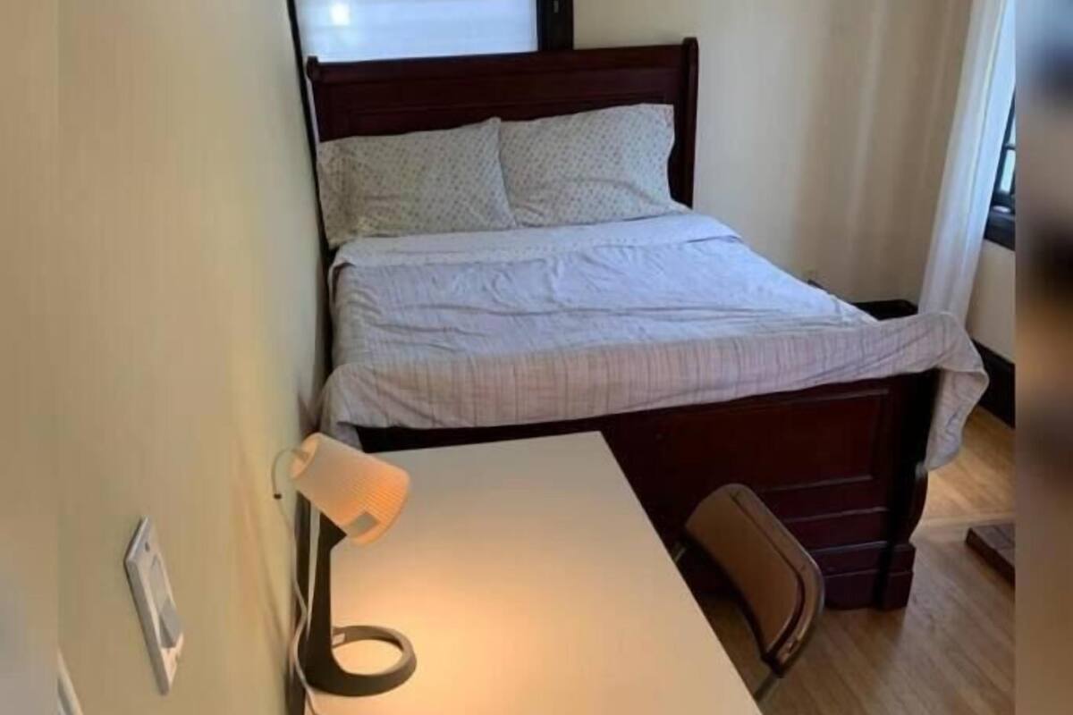 Standard enkelrum - 1 queensize-säng | Skrivbord, arbetsyta för laptop och gratis wi-fi