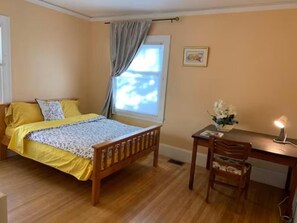 Enkeltrom – standard, 1 queensize-seng | Skrivebord, skrivebord for bærbar PC og wi-fi (inkludert)