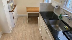 Geladeira grande, micro-ondas, fogão, cooktop