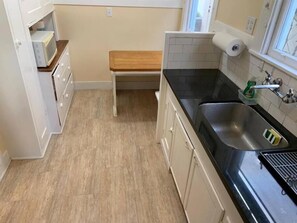 Refrigerador con congelador, microondas, horno y parrilla de estufa