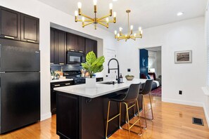 Een koelkast, een magnetron, een oven, een kookplaat