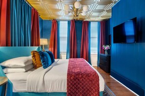 1 soverom, skrivebord, strykejern/-brett og reiseseng for barn