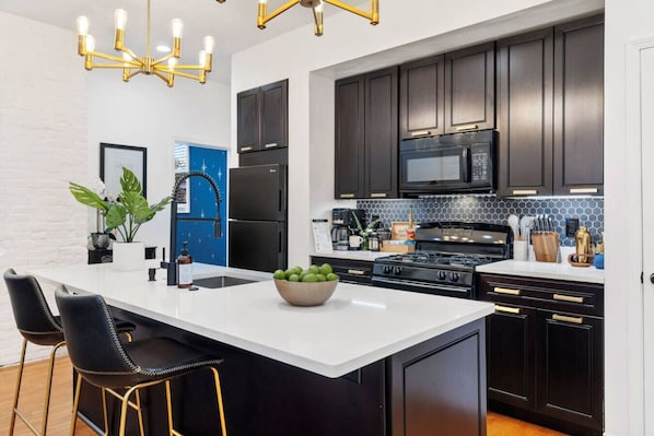 Fridge, microwave, oven, stovetop - Spacious getaway in Little Italy with Parking (Pittsburgh)