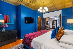 1 bedroom, desk, iron/ironing board, travel crib - Spacious getaway in Little Italy with Parking (Pittsburgh)