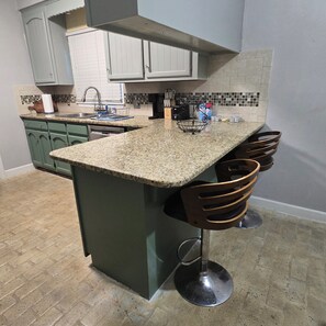 雪櫃、微波爐、焗爐、爐具