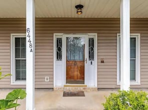 A house with a front porch, a wooden door, and a mailbox. - GameDay! University of South Alabama Poolside Getaway🇺🇲Veteran Own ⚓️ (Mobile)