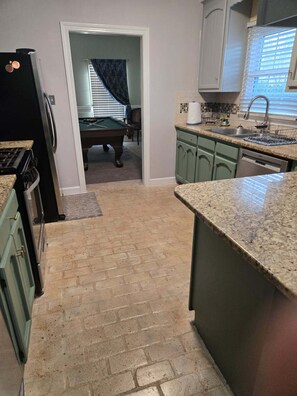 ثلاجة، ميكروويف، فرن، موقد طهي مسطح