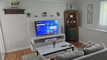 Smart TV, libros y monitor de computadora