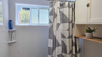 Sèche-cheveux, serviettes fournies, savon, shampoing