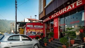 Een hotel genaamd 'Hotel Accurate' met een bord waarop AC-kamers worden aangeboden.