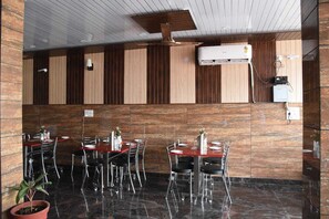 Restaurant - Hotel Accurate (Rishikesh)