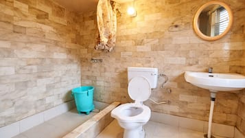 Shower, rainfall showerhead, free toiletries, slippers