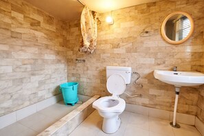 Shower, rainfall showerhead, free toiletries, slippers