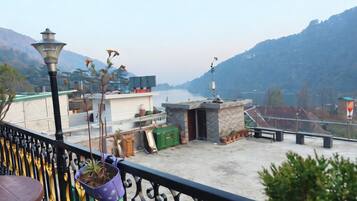 Deluxe Double Room, Lake View | Soundproofing, free WiFi, bed sheets