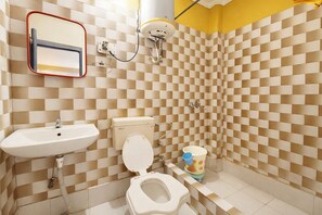 Deluxe Double Room, Lake View | Bathroom