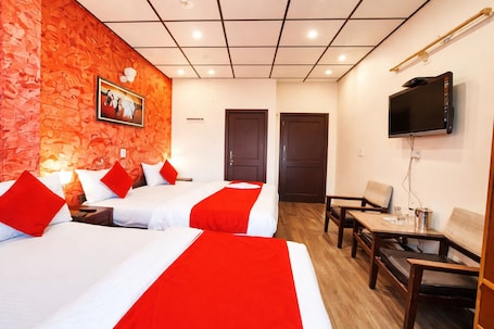 Habitación cuádruple Deluxe, vistas al lago | Sistema de insonorización, wifi gratis, ropa de cama. Hotel Deluxe Ankur Lake View Mall Road Nainital Near Naina Devi Temple