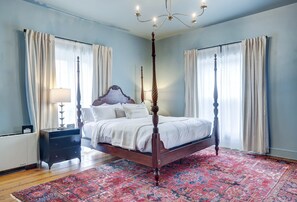 1 bedroom, desk, iron/ironing board, free WiFi - Downtown Boutique Hotel King Suite with Pool (Charlottesville)