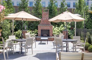 Outdoor dining - Downtown Boutique Hotel King Suite with Pool (Charlottesville)