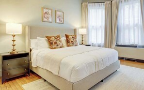 1 dormitorio, tabla de planchar con plancha, wifi y ropa de cama