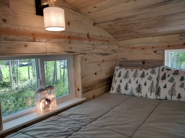 1 bedroom, bed sheets - Birch Cabin @ Creekside Campground (Willow)