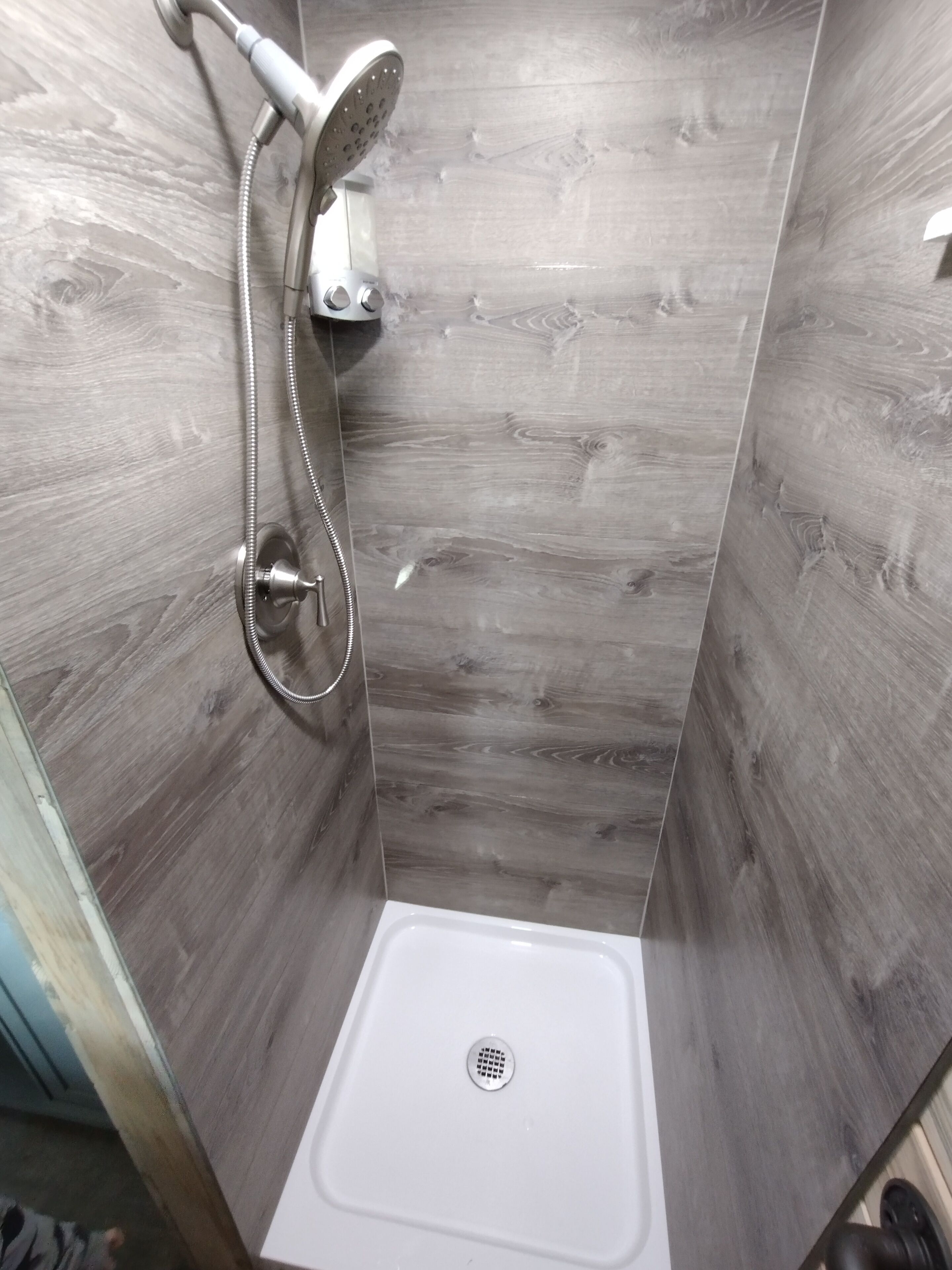 Douche, serviettes fournies, savon, papier de toilette