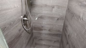 Douche, serviettes fournies, savon, papier de toilette