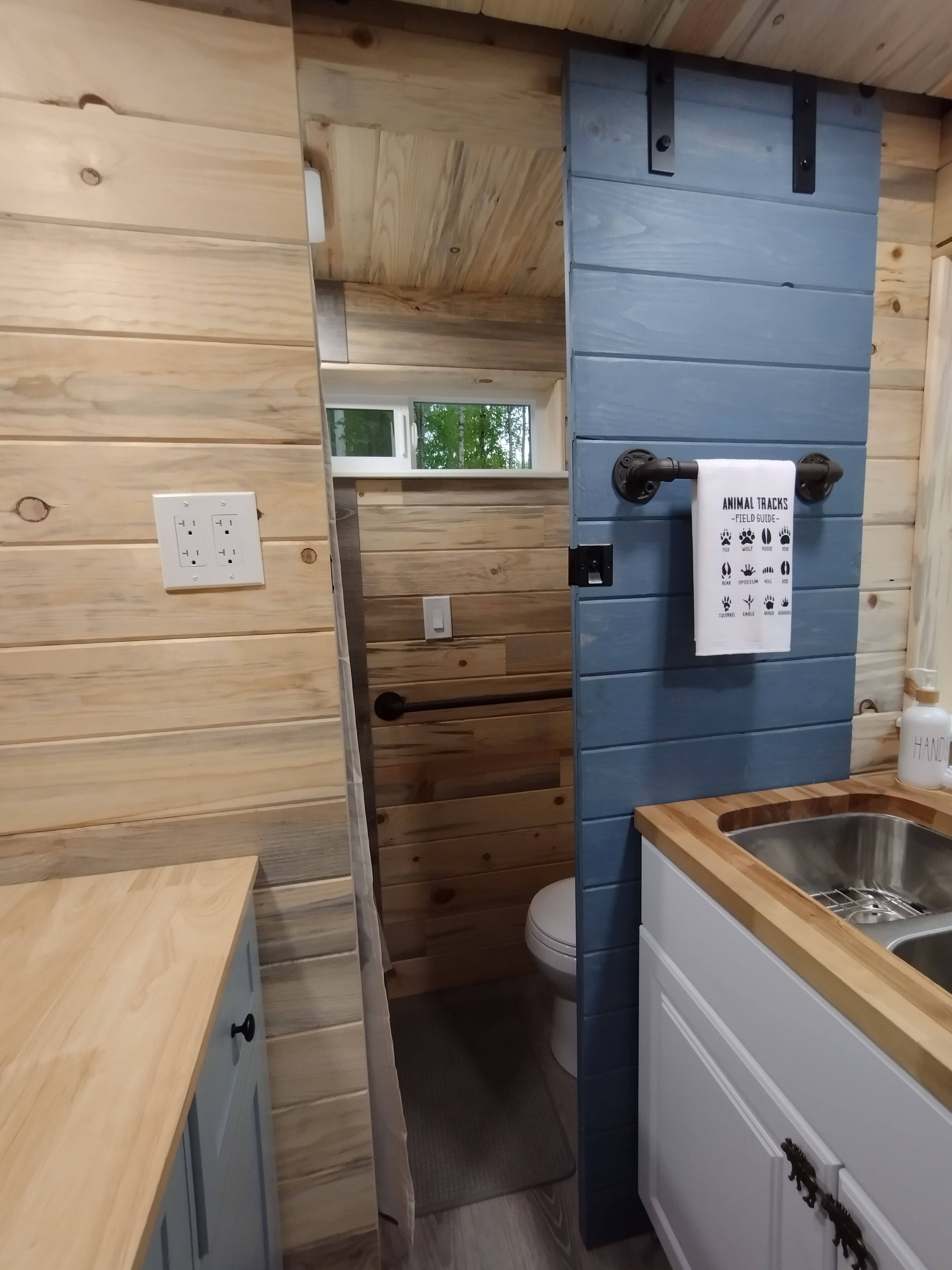 Douche, serviettes fournies, savon, papier toilette