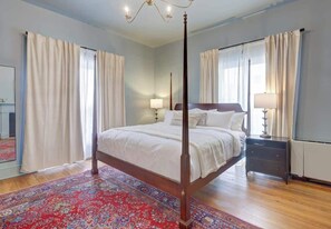 1 bedroom, iron/ironing board, free WiFi, bed sheets - Boutique Hotel with Pool and King Bed (Charlottesville)
