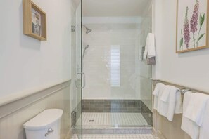 Shower, hair dryer, shampoo - Boutique Hotel with Pool and King Bed (Charlottesville)
