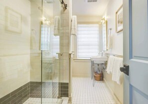 Shower, hair dryer, shampoo - The New 200 South Street | Boutique Hotel w/ Pool (Charlottesville)