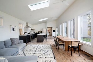 Smart-tv, een tafeltennistafel en een kantoor