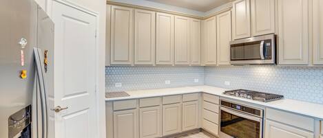 Fridge, microwave, stovetop, dishwasher
