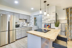 Réfrigérateur, micro-ondes, plaque de cuisson, cafetière/bouilloire