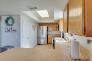Fridge, microwave, stovetop, dishwasher