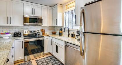 Lake & Pool Access: Lazy Days Condo w/ Balcony!