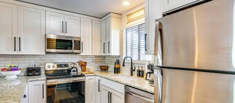 Lake & Pool Access: Lazy Days Condo w/ Balcony!