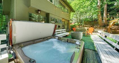 8 Mi to Dtwn Seattle: Pet-Friendly Apt w/ Hot Tub