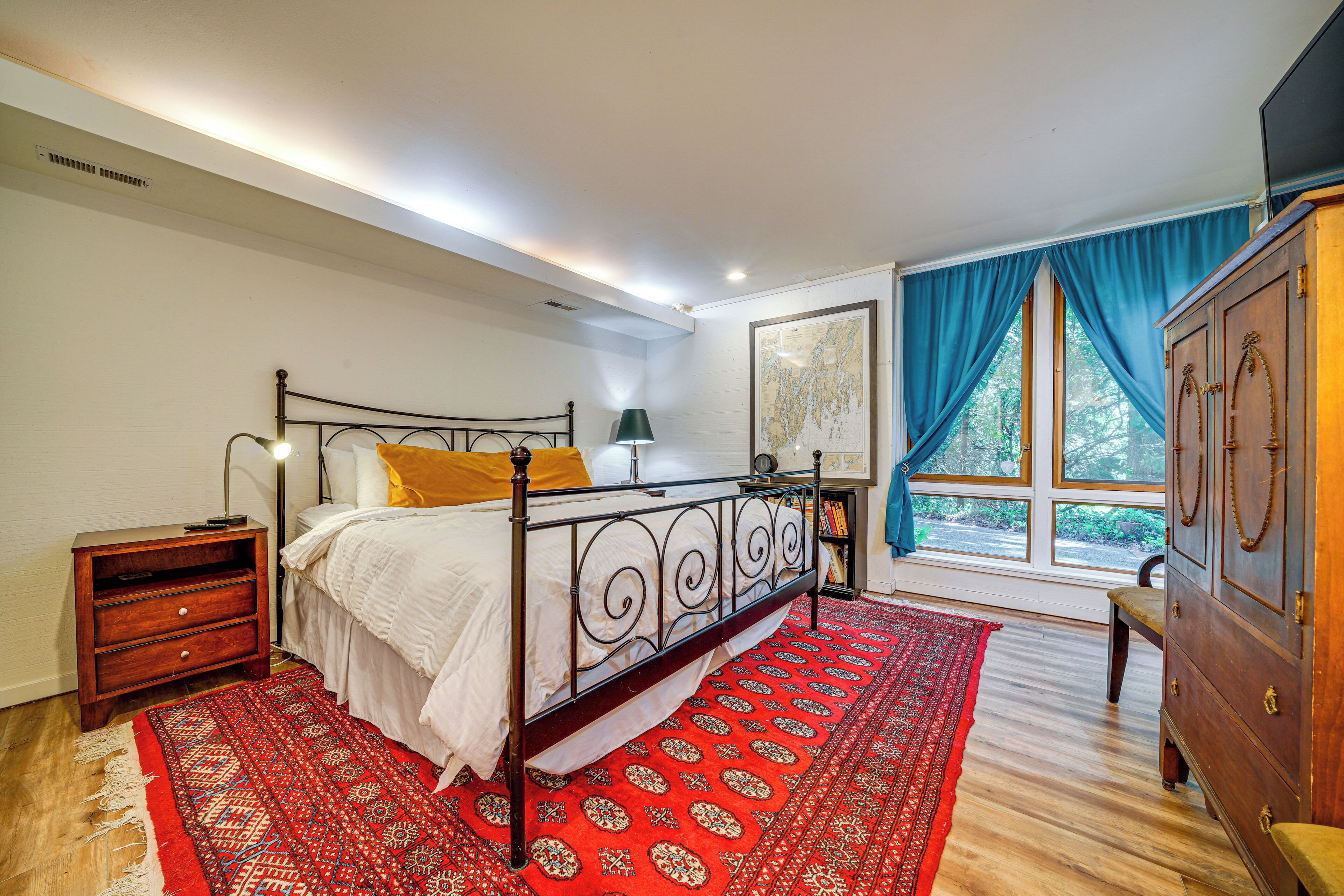 1 chambre, fer et planche à repasser, lit de bébé portatif