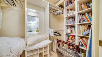 1 habitación, tabla de planchar con plancha y cuna de viaje