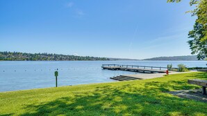 A lakeside park with a dock, grassy areas, and a distant mountain. - 8 Mi to Dtwn Seattle: Pet-Friendly Apt w/ Hot Tub (Mercer Island)